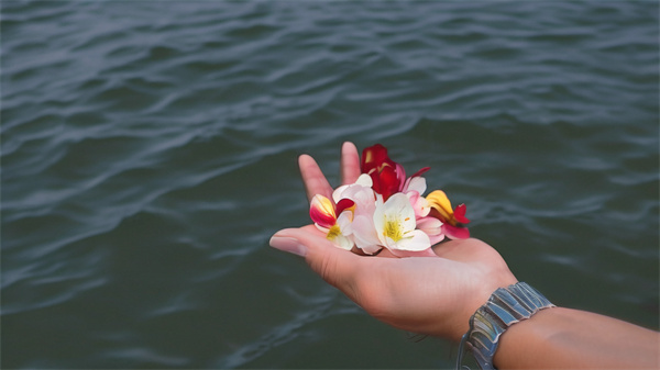 把亲人的骨灰撒在河里的讲究-1